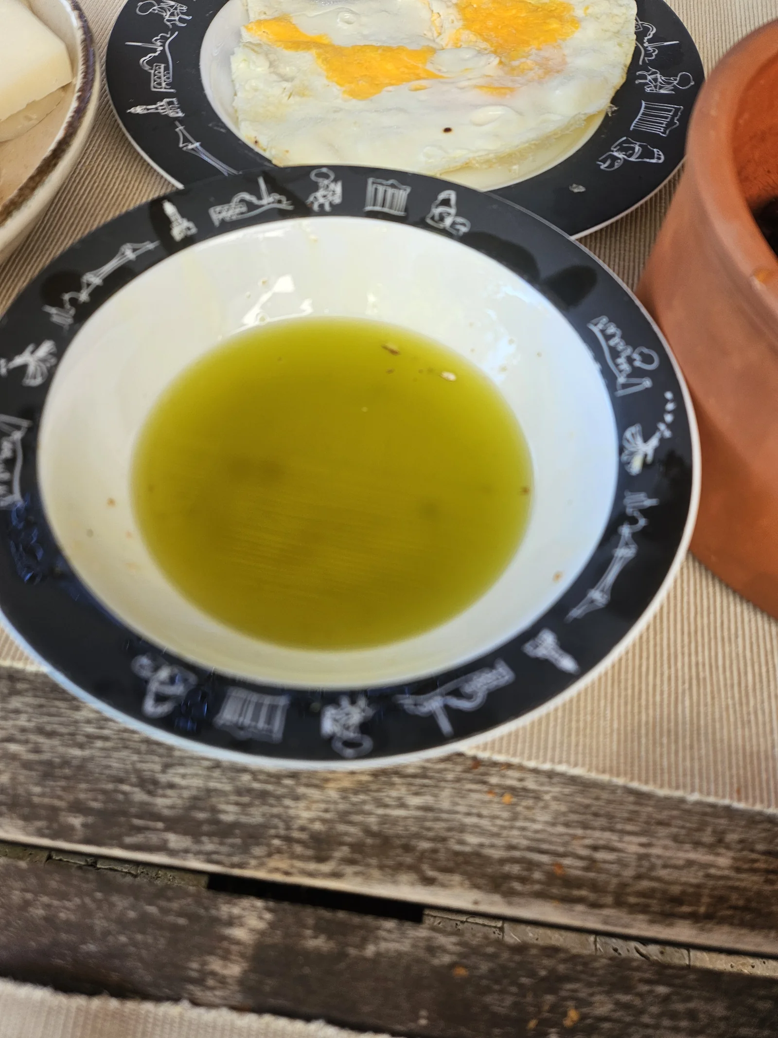 Yeni sıkılmış yeşil zeytinyağı